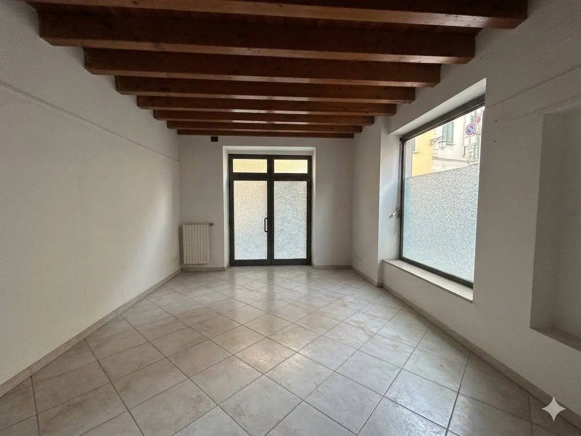 Negozio in Via Fratelli Galliari, Treviglio