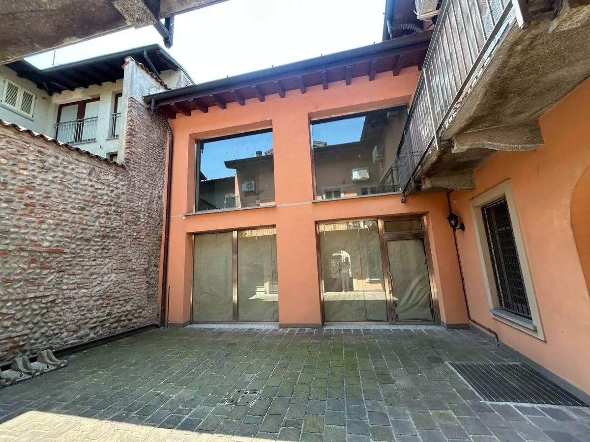Negozio in Via Roma, 26, Treviglio