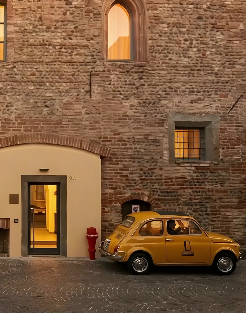 L'ingresso di Casa Gotica al civico 24, con la Fiat 500 gialla dell'agenzia parcheggiata davanti